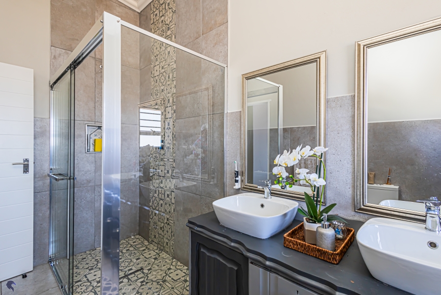 5 Bedroom Property for Sale in Myburgh Park Western Cape